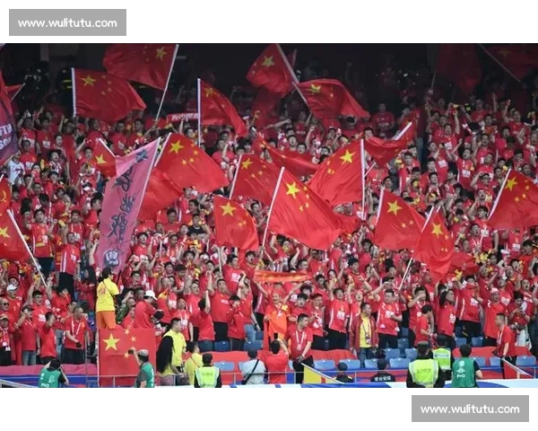 终场哨响万人齐声呐喊球迷沸腾点燃赛场之夜荣耀时刻书写传奇新篇